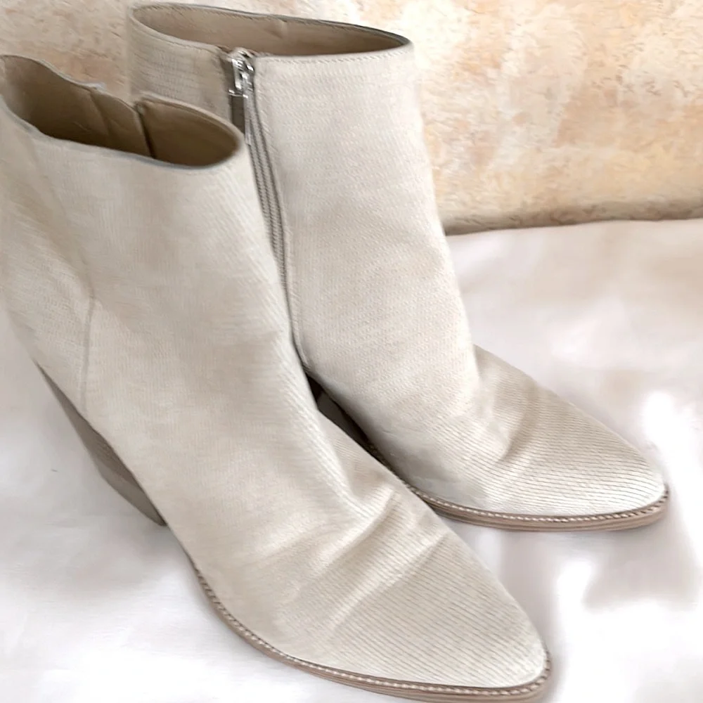 Marc Fisher Cowboy Ankle Boots Leather Creme Size 8 Stacked Heel Cowgirl